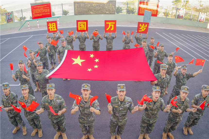 武警官兵与国旗同框，祝福祖国。李东摄