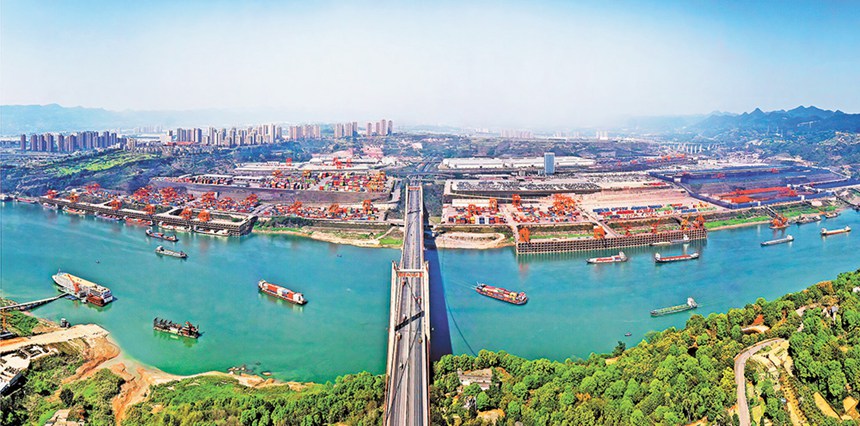 发挥共建“一带一路”和长江经济带联结点作用，加快建设长江黄金水道，为长江经济带发展提供强力支撑。图为我国内河水、铁、公联运枢纽港——重庆果园港。