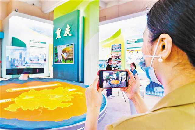 9月29日，北京展览馆，“奋进新时代”主题成就展重庆单元，观众正在参观。　记者 齐岚森 摄/视觉重庆