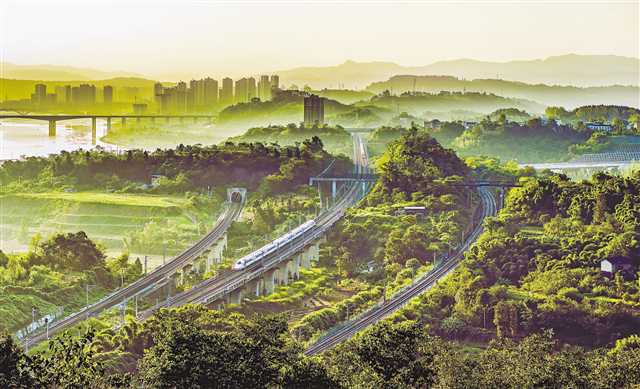 共建基础设施“一张网”，提升重庆内联外通水平，打造西部国际综合交通枢纽和国际门户枢纽，推动形成成渝间、成渝与周边城市间一小时交通圈、通勤圈。图为途经重庆市合川区铜溪镇的成渝高铁。