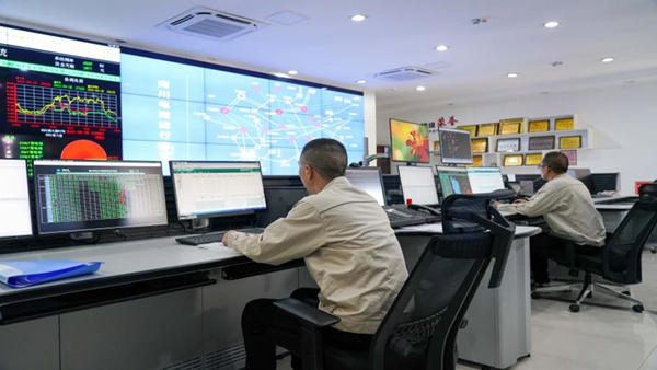 10月1日，国网重庆电力员工在调度室坚守工作岗位，保障电网可靠供电。吴莉摄