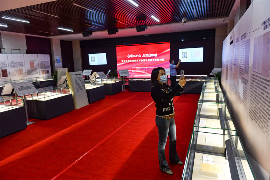 重庆红岩革命历史博物馆珍藏革命文献特展现场。邹乐摄