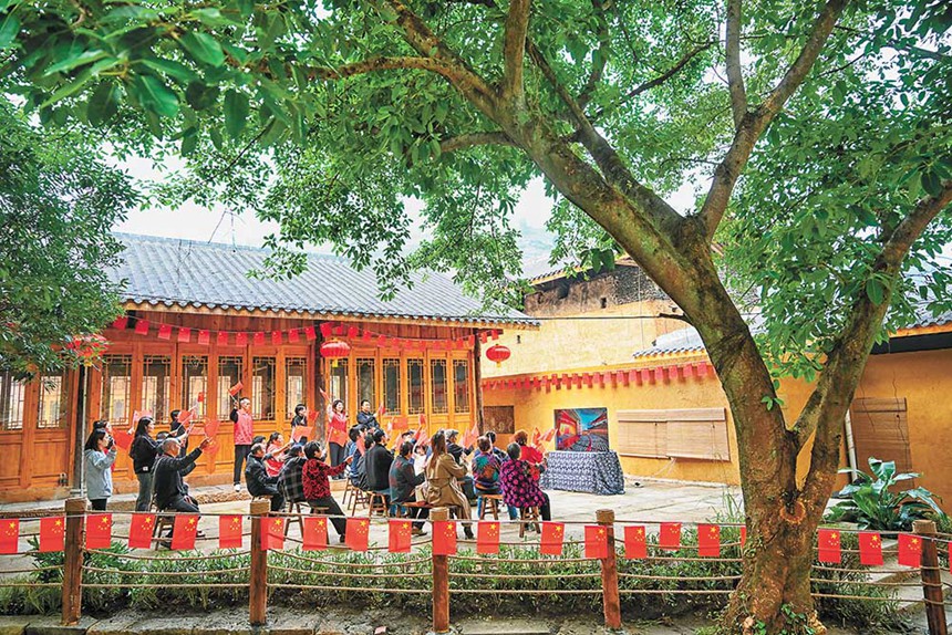 10月16日,北碚区澄江镇柏林村王家院子,当地村民、留守老人和“碚乡长益”养老计划社工一起收看了党的二十大开幕会盛况。习近平总书记在报告中提到,推动实现全体老年人享有基本养老服务。柏林村驻村第一书记余贵府说,村里除了养老社工提供公益服务外,党员干部也分片包干照顾留守老人,村集体每年还提取公益金进行帮扶。接下来,该村会积极创新服务方式,进一步提升老人的获得感、幸福感、安全感,努力让乡村留守老人拥有幸福美满的晚年。记者 万难 龙丹梅 摄影报道/视觉重庆