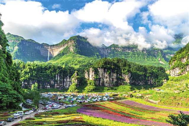 南川区依托绿水青山，建设了万卷书台等10余处露营地，成为游客亲近自然的好去处。摄/瞿明斌