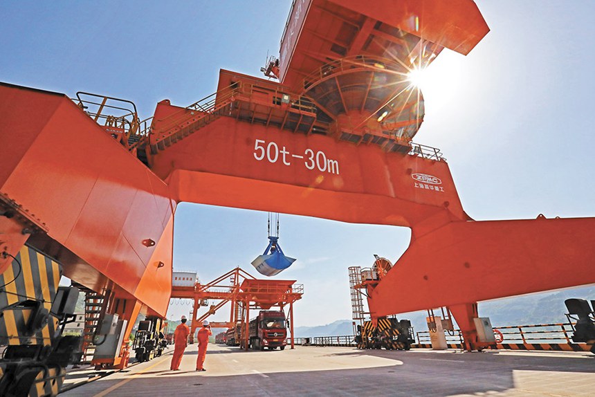 万州新田港，工作人员正在指挥巨型吊机快速卸货。记者 罗斌 摄/视觉重庆