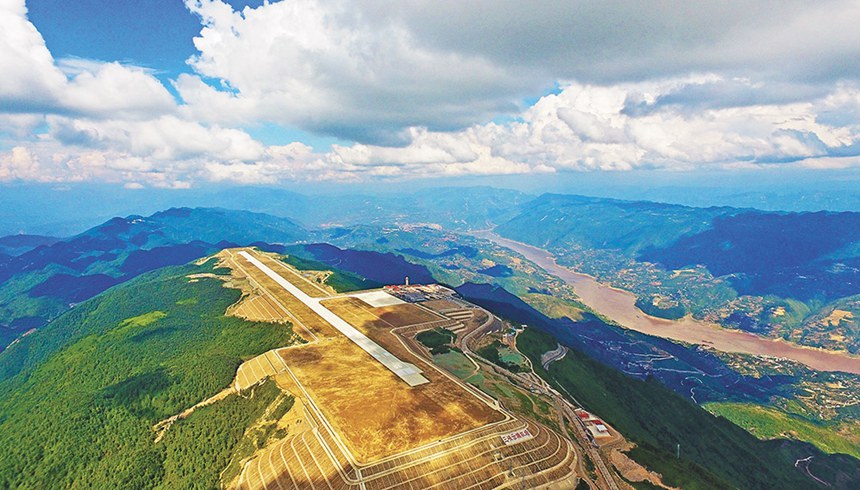 被誉为“云端航母”的巫山机场。记者 罗斌 摄/视觉重庆