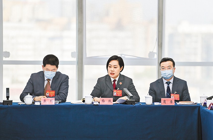 十月十八日，重庆市代表团举行全体会议，继续讨论党的二十大报告。图为代表在会上发言。记者 苏思 摄/视觉重庆