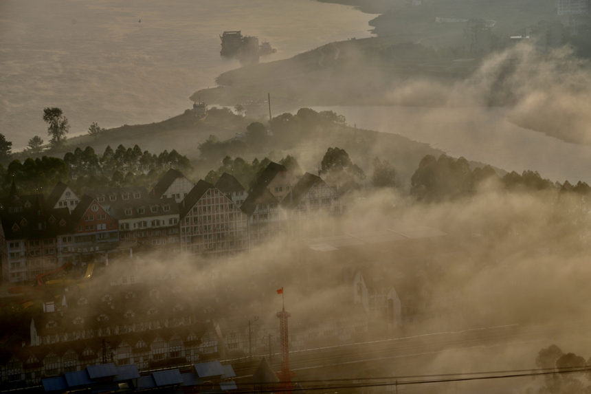 10月19日，重庆涪陵长江边出现平流雾景观。杨孝永摄