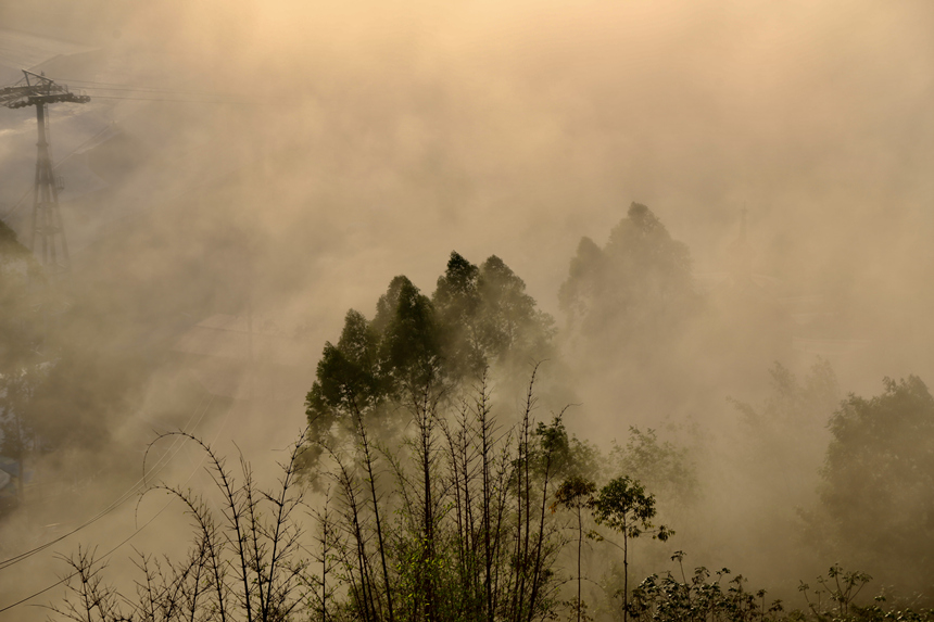 10月19日，重庆涪陵长江边出现平流雾景观。杨孝永摄