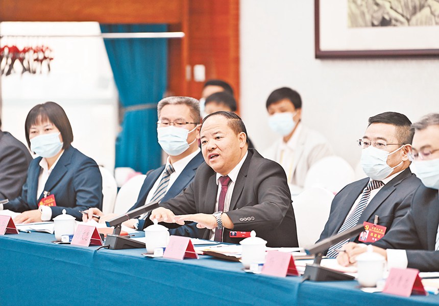 重庆市代表团代表讨论党的二十大报告。记者 苏思 摄/视觉重庆