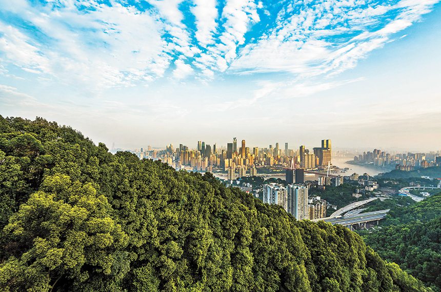 蓝天白云下的重庆主城区。近年来，重庆市大力推进生态文明建设，生态环境质量持续改善。记者 苏思 摄/视觉重庆