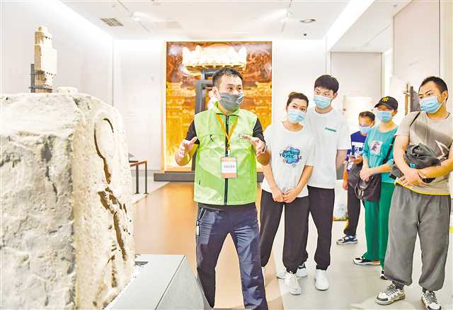 十月十八日，重庆中国三峡博物馆，讲解岗志愿者彭波（左一）在为观众讲解。记者 齐岚森 摄\视觉重庆