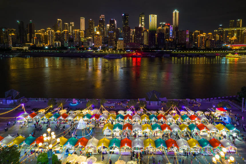 彩虹集市為重慶的“夜經濟”增添了一道亮麗的風景線。郭旭攝