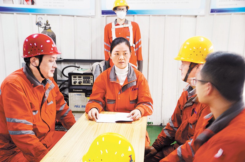 10月31日，在重庆建工工业有限公司钢结构分公司，党的二十大代表文娟(中)向工友传达党的二十大精神。(受访者供图)