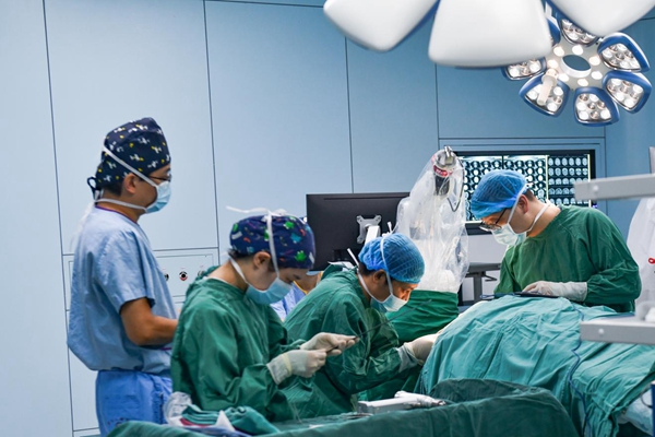 医护人员在机器人的辅助下进行手术。邹乐摄