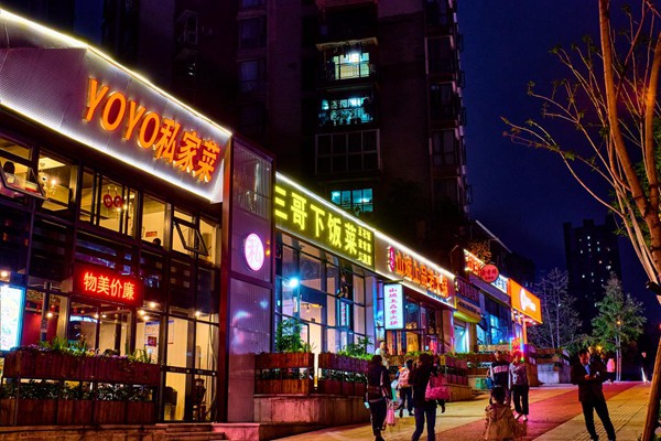 石杨路周边夜经济示范街区改造工程（一期）初见成效。九龙城市更新公司供图