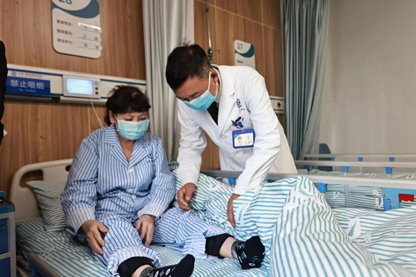 祁女士完成膝关节置换术。重庆市社会救助基金会供图
