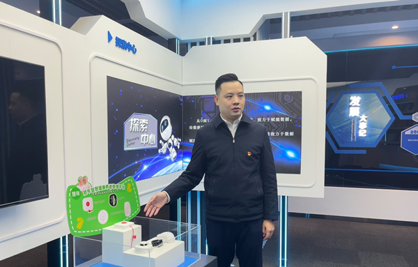 周羽介绍惠年智慧健康养老管理平台。受访者供图