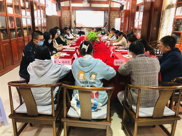 秀山县各领域、各行业青年参加青年主题阅读分享活动。杨帆摄