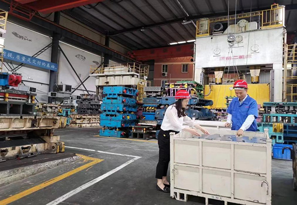 重庆农商行北碚支行客户经理在重庆某涂装技术公司实地走访。重庆农商行供图
