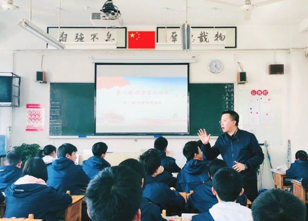 重庆一中教师给学生上思政课。重庆一中供图