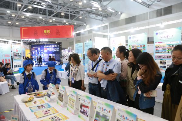 学生在珠海举办的第五届中国教育博览会上介绍厨艺课程。沙坪坝区滨江小学供图