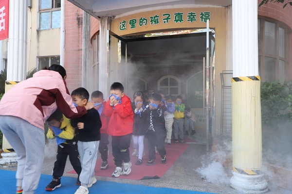 小朋友们进行火场逃生模拟体验。秀山县消防救援大队供图