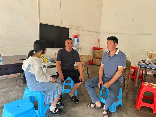 其中一名落水女孩和家長到家中感謝杜有剛。城口縣委宣傳部供圖