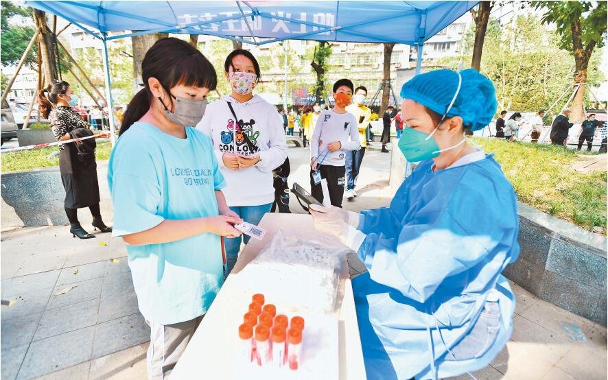 南岸区海棠溪街道烟雨堡社区“就地支援工作群”党员协助核酸采集。目前，南岸区有1.4万余名党员志愿者参与一线抗疫。（受访单位供图）