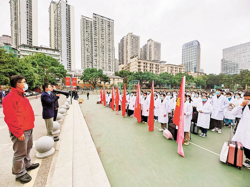 11月12日，重庆医科大学举行出征仪式，1031名临床医学、护理学等专业师生志愿者奔赴抗疫一线。(重医供图)