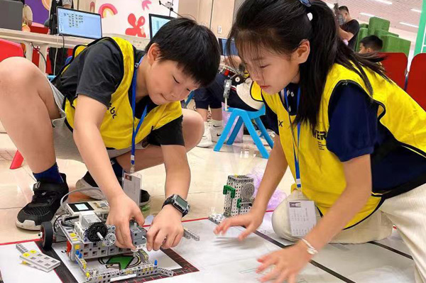 学生参加全国机器人比赛。鸿恩实验学校供图
