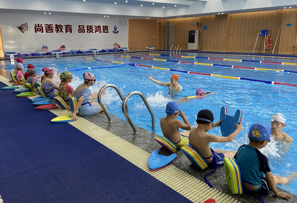 游泳是该校学生必修课程之一。鸿恩实验学校供图