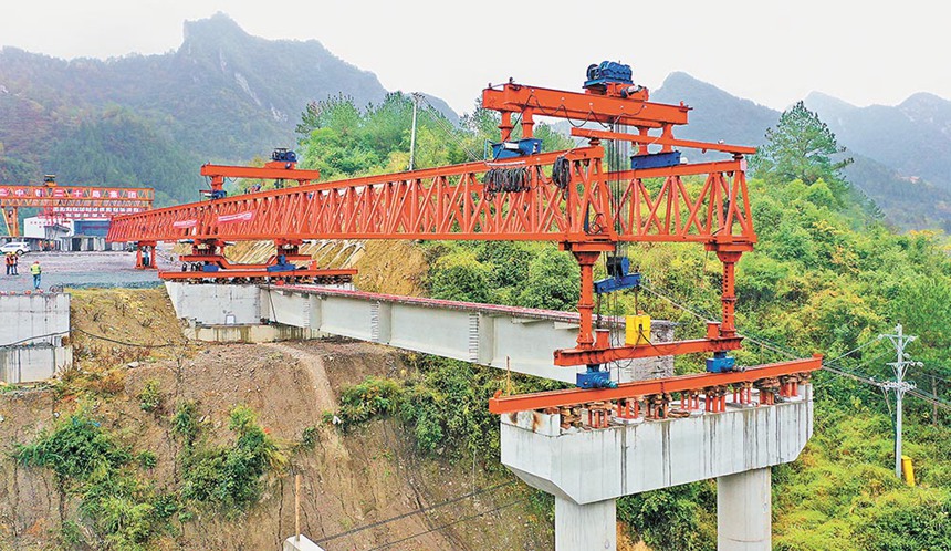 11月13日，位于酉阳龚滩镇的渝湘复线高速公路控制性工程——阿蓬江大桥施工现场，工人们正在架设首片T梁。