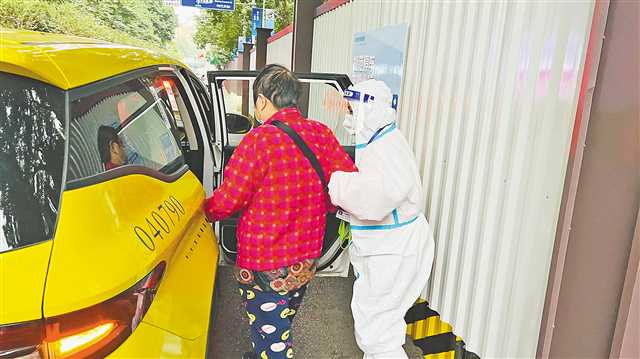 13日，曾信华接透析病人鲜小红回家。（受访者供图）