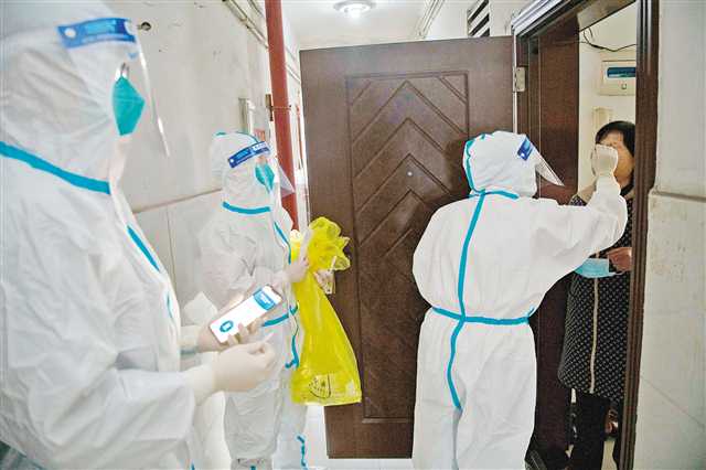 14日，龙山路社区,医生上门做核酸。记者 崔力 摄/视觉重庆