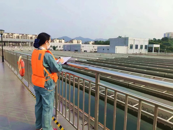 渝南自来水公司新大江水厂工作人员正在巡检。重庆水务集团供图