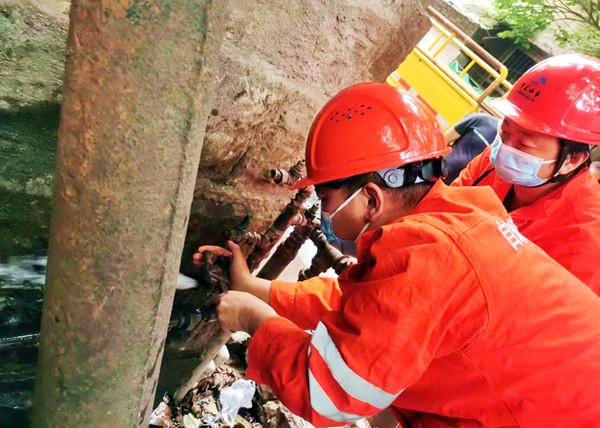 重庆市自来水公司工作人员快速出动做好管道抢维修。重庆水务集团供图