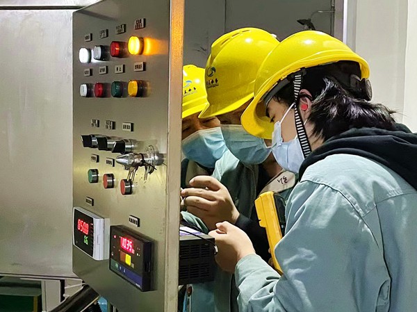 重庆市自来水公司沙坪坝水厂工作人员正在紧急排除设备故障。重庆水务集团供图
