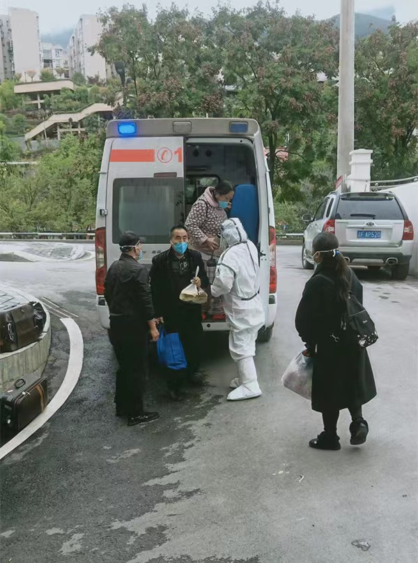 医务人员专车接运血透患者就医。巫溪县卫生健康委供图