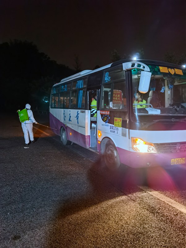 凌晨，中转站消毒人员对公运巴南分公司疫情应急保供车辆进行全面消杀。重庆交运集团供图