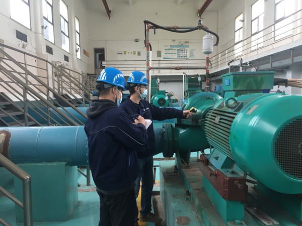 重庆水投集团工作人员正在检查水泵和机电温度。重庆水投集团供图