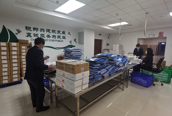 11月16日，在重庆市电子税务局发票寄递处理中心，工作人员正打包当天将寄出的发票。重庆市税务局供图