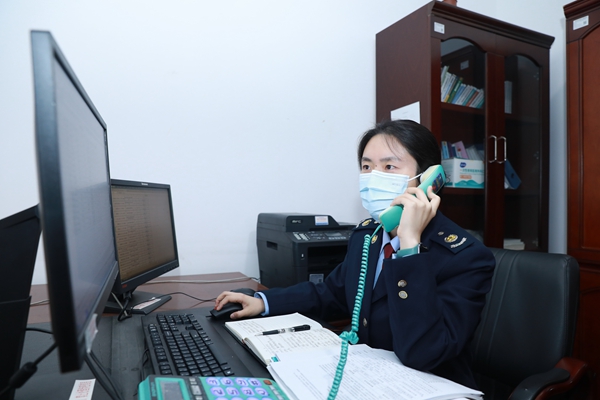11月16日，江津区税务局值守工作人员远程辅导纳税人线上办理相关业务。赵飞摄