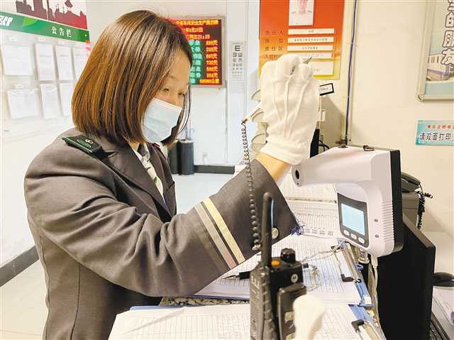 重庆轨道集团运营三公司电动列车司机兰漫漫上班前做准备工作。（受访者供图）