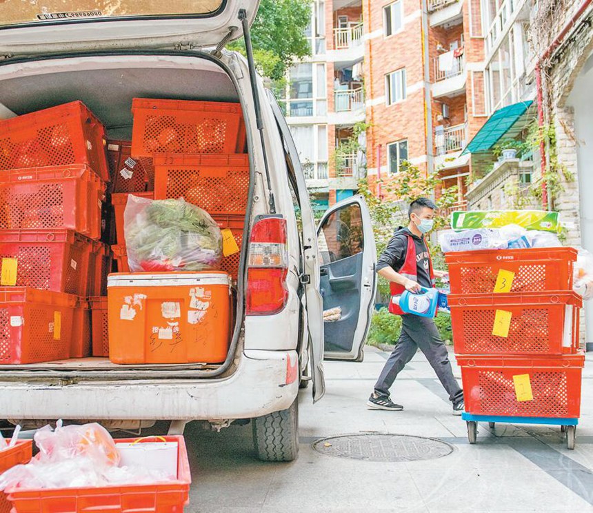 11月16日，江北区嘉华世纪新城A区多多买菜团点，负责配送的司机正在卸货。记者 张锦辉 摄/视觉重庆