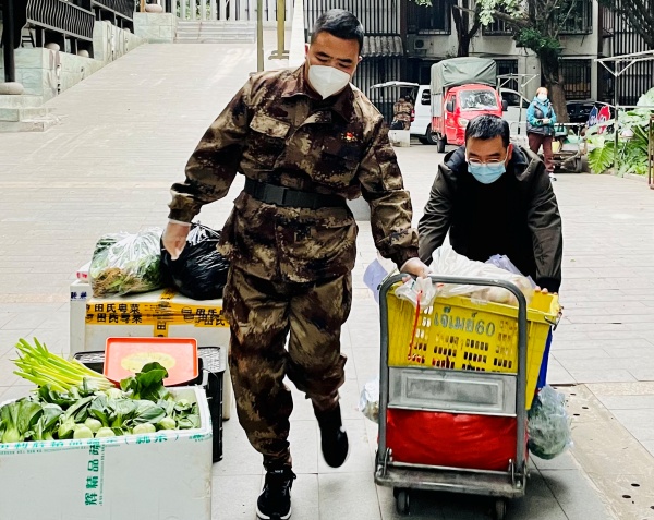 退役军人志愿者及时运送居民所需生活物资。沙坪坝区退役军人事务局供图