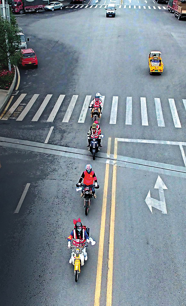 11月17日，璧山区的“95后”“00后”摩托骑士们奔忙在街头，以志愿者身份参与抗疫行动。重报集团全媒体记者 罗伟 李晟 摄