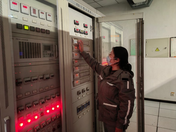田小娟在高庙村主变电所巡视设备。交通开投轨道集团供图