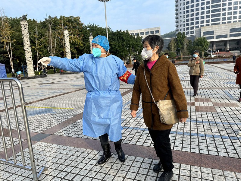 11月16日，大足区宏声广场核酸采样点，刘维兰引导市民进行核酸采样。通讯员 谭显全 摄