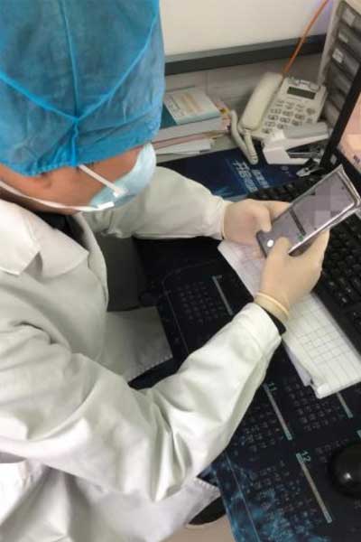 门诊医生在线为市民解答。重庆市结核病防治所供图